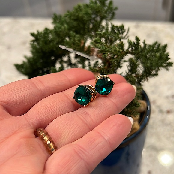 💚💚Brand New Tory Burch Emerald Crystal stud earrings - Picture 4 of 5
